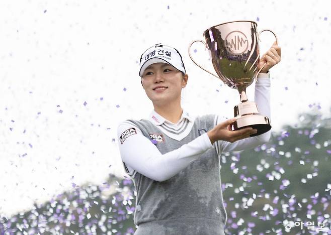지난해 위믹스 챔피언십 우승자 김민선이 트로피를 들고 카메라 앞에 섰다. 동아일보DB