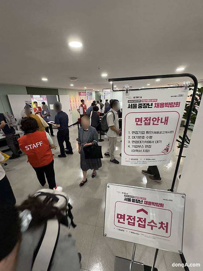 22일 열린 ‘서울 중장년 채용박람회’ 첫날, 현장은 이른 아침부터 이력서를 손에 든 중장년 구직자들로 붐볐다. 황수영 기자 ghkdtndud119@donga.com