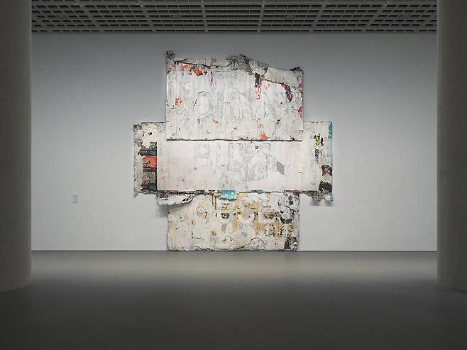 길거리 전단지를 비롯한 재료를 사용한 작품 Manifest Destiny, 2023. Mixed media. © Mark Bradford. Courtesy the artist and Hauser & Wirth.