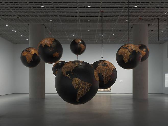 그는 잿더미의 왕이 되기 위해서라도 나라가 타오르는 것을 볼 것이다(He Would See This Country Burn if He Could be King of the Ashes), 2019, 혼합재료. Courtesy of the artist and Hauser & Wirth