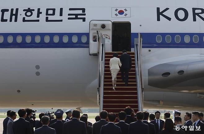 이재명 대통령과 부인 김혜경 여사가 한일정상회담 참석을 위해 23일 경기도 성남시 서울공항에서 공군 1호기에 탑승하고 있다. 대통령실사진기자단 2025.08.23 성남=송은석 기자 silverstone@donga.com