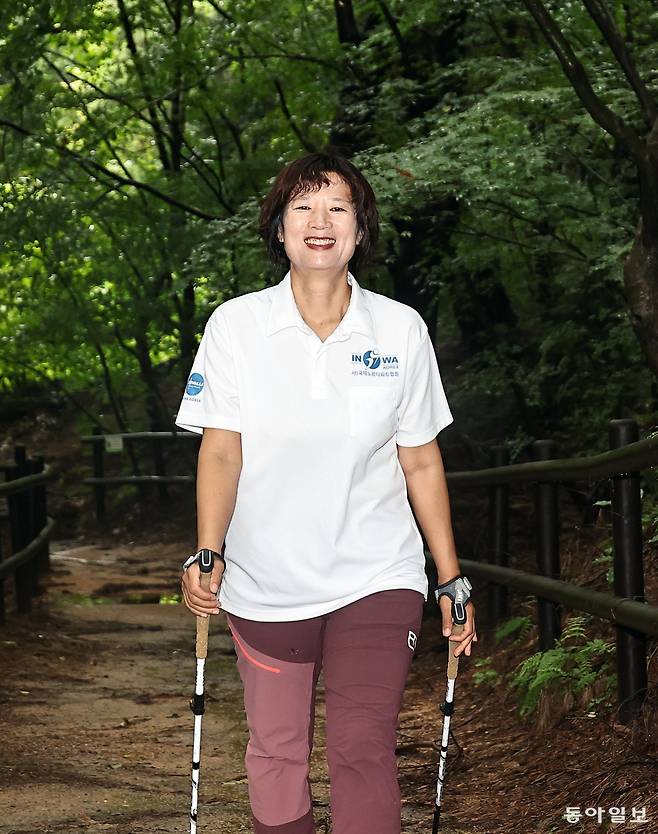 곽정순 씨 가 서울 은평구 북한산 자락에서&nbsp;즐거운 표정으로 노르딕워킹을 하고 있다. 양회성 기자&nbsp;yohan@donga.com