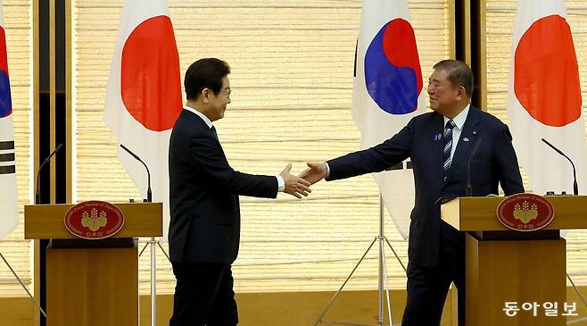 이재명 대통령이 23일 일본 도쿄 나가타초 총리관저에서 열린 한-일 공동언론발표에서 이시바 시게루 총리와 악수하고 있다. 도쿄=송은석 기자 silverstone@donga.com