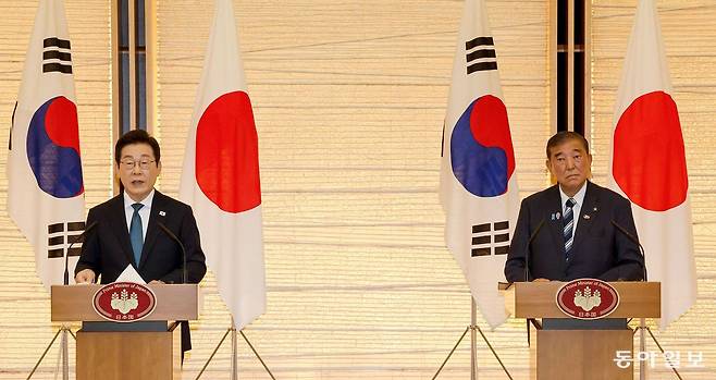 이재명 대통령이 23일 일본 도쿄 나가타초 총리관저에서 이시바 시게루 총리와 함께 한-일 공동언론발표를 하고 있다. 송은석 기자 silverstone@donga.com