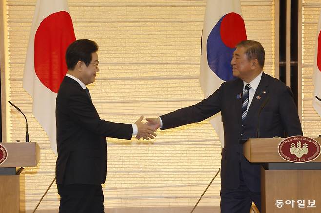 이재명 대통령이 23일 일본 도쿄 나가타초 총리관저에서 열린 한-일 공동언론발표에서 시계루 일본 총리와 악수하고 있다. 도쿄=송은석 기자 silverstone@donga.com