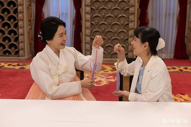 김혜경 여사와 이시바 시게루 일본 총리의 부인 이시바 요시코 여사가 23일 일본 도쿄 총리 관저에서 기념촬영을 하고 있다. 도쿄=송은석 기자 silverstone@donga.com