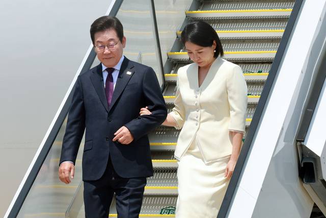 일본 도착한 이재명 대통령 부부. 연합뉴스