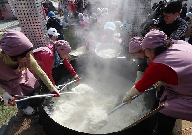 이천시 모가면 이천농업테마공원에서 행사 관계자들이 2000인분 가마솥 밥을 푸고 있는 모습. 2024.10.16/뉴스1