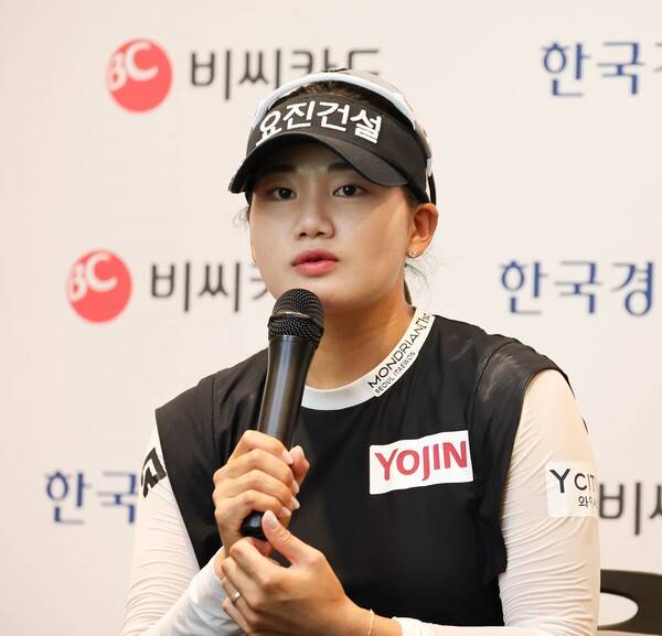 박현경, 홍정민, 이예원, 방신실, 이가영, 정윤지, 배소현, 박혜준, 고지원, 유현조, 박지영, 김다나, 황유민, 김민솔, 박민지, 장하나, 김수지, 이다연 프로 등이 출전하는 2025년 한국여자프로골프(KLPGA) 투어 BC카드·한경 레이디스컵에 출전한 노승희 프로가 2라운드에서 인터뷰하는 모습이다. 사진제공=KLPGA