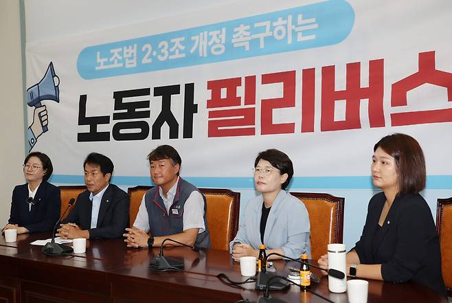 23일 서울 여의도 국회 본회의에서 노란봉투법(노동조합 및 노동관계조정법 일부개정법률안)이 상정된 가운데 양경수 민주노총 위원장이 진보당 회의실에서 열린 ‘노조법 2·3조 개정 촉구하는 노동자의 필리버스터’에 참석해 있다. 연합뉴스