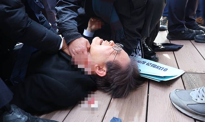 더불어민주당 이재명 대표가 2일 부산 가덕도 신공항부지 방문 중 피습을 당해 바닥에 쓰러진 채 고통스러워하고 있다. 연합뉴스