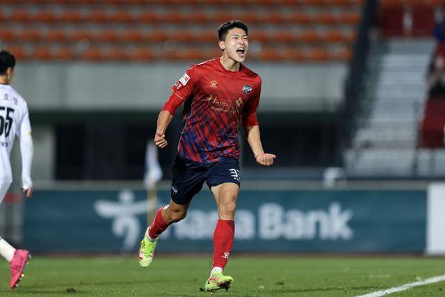 2021년 10월 조규성이 군 입대 후 김천 상무에서 뛰던 모습. 벌크업을 통해 체격이 커졌다. 한국프로축구연맹