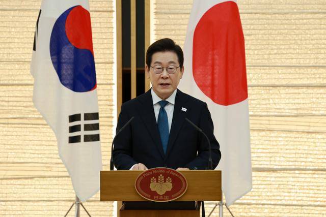 이재명 대통령이 23일 일본 도쿄 총리 관저에서 이시바 시게루 일본 총리와 정상회담을 마친 뒤 한일 공동언론발표를 하고 있다. 도쿄=뉴시스
