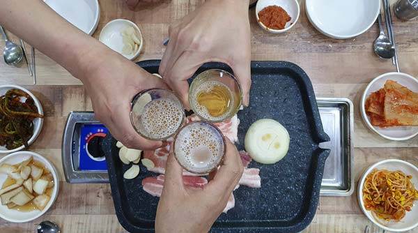 ‘​술살’​의 주범은 술이 아닌 안주다./사진=게티이미지뱅크