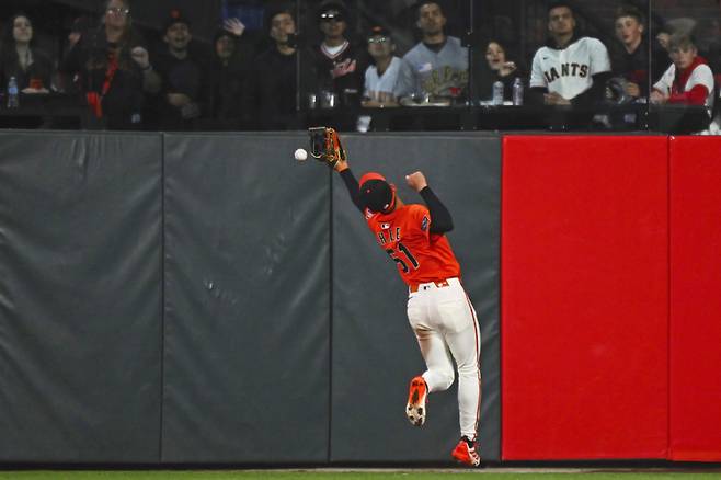 <yonhap photo-2658=""> San Francisco Giants' Jung Hoo Lee (51) fails to catch a double hit by Los Angeles Dodgers' Teoscar Hernandez (37) in the sixth inning of a baseball game in San Francisco, on Friday, July 11, 2025. (Jose Carlos Fajardo/Bay Area News Group via AP) MANDATORY CREDIT; NO LICENSING EXCEPT BY AP COOPERATIVE MEMBERS/2025-07-12 14:04:37/ <저작권자 ⓒ 1980-2025 ㈜연합뉴스. 무단 전재 재배포 금지, AI 학습 및 활용 금지></yonhap>