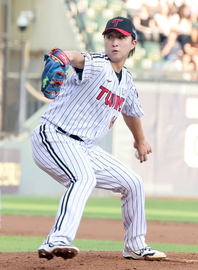 6일 오후 잠실야구장에서 열린 2025 프로야구 두산과 LG 경기. LG 선발 최채흥이 역투하고 있다. 잠실=정시종 기자 capa@edaily.co.kr /2025.08.06.