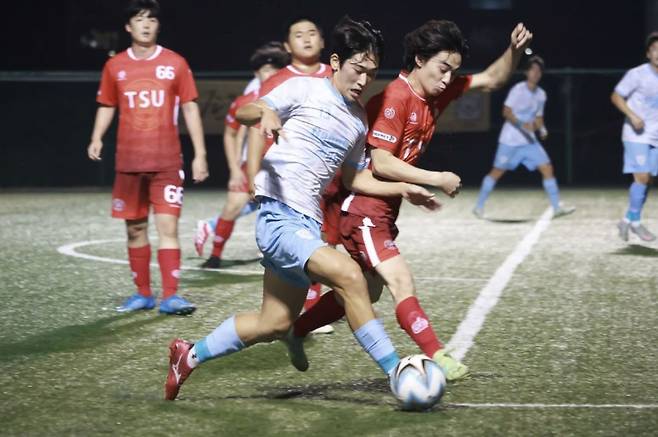 대구과학대(빨강 유니폼)와 강서대의 경기 장면. 사진=대학축구연맹