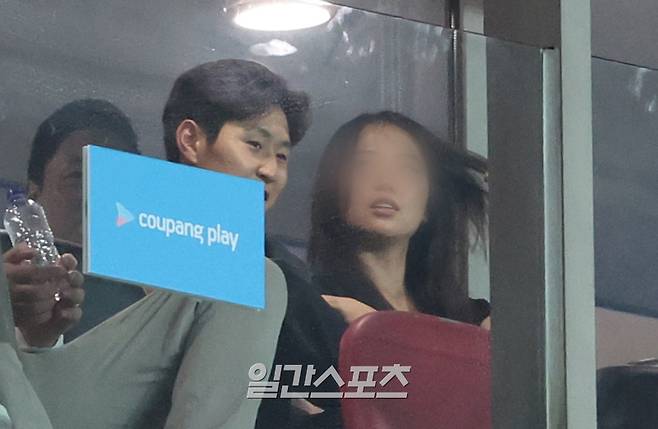 잉글랜드 프리미어리그 토트넘 홋스퍼와 뉴캐슬 유나이티드가 맞붙는 '2025 쿠팡플레이 시리즈' 두번째 경기가 3일 오후 서울 마포구 서울월드컵경기장에서 열렸다. 이강인이 경기장을 찾아 관전하고 있다. 상암=김민규 기자 mgkim1@edaily.co.kr /2025.08.03/