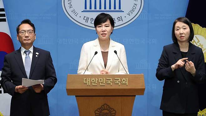 발언하는 민주당 전현희 정치테러대책위원장