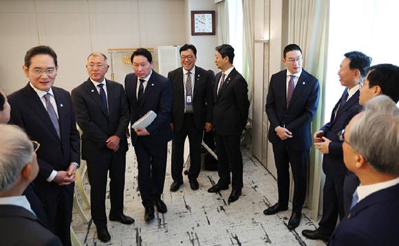 지난 6월 13일 서울 용산 대통령실에서 이재명 대통령 주재로 열린 6경제단체·기업인 간담회에 참석한 경제단체장, 기업총수, 장관들이 대화하고 있다. 왼쪽 세 번째부터 이재용 삼성전자 회장, 정의선 현대차 그룹 회장, 최태원 SK그룹 회장 겸 대한상공회의소 회장, 김병환 금융위원장, 안덕근 산업통상자원부 장관, 구광모 LG그룹 회장. [사진=대통령실통신사진기자단]