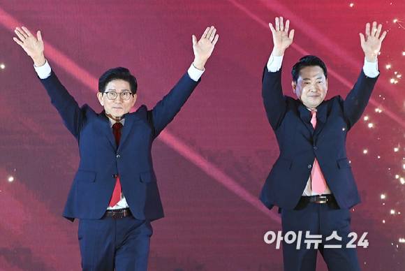 국민의힘 당 대표 결선 진출자 김문수, 장동혁 후보가 22일 오후 청주 오스코에서 열린 제6차 전당대회에서 기념촬영을 하고 있다. [사진=곽영래 기자]