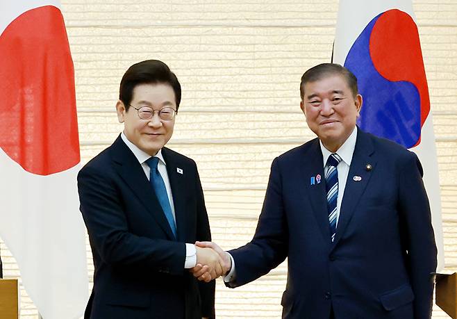 이재명 대통령과 이시바 시게루 일본 총리가 23일 일본 도쿄 총리 관저에서 열린 한일 정상 공동 언론 발표를 마친 뒤 악수하고 있다. 2025.8.23 [사진=연합뉴스]