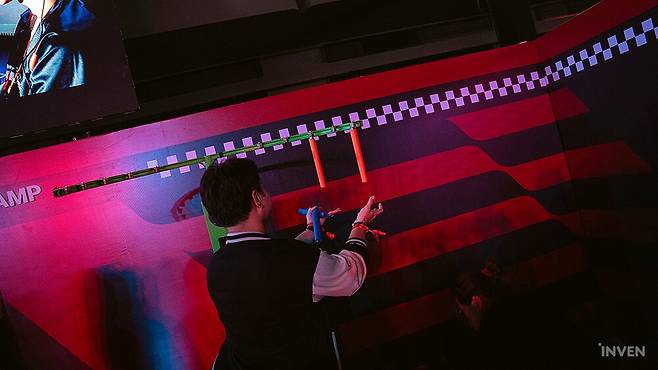 ▲ 떨어지는 막대를 빠르게 잡아도 보고