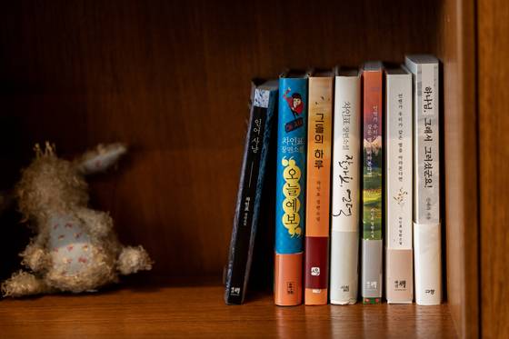 『인어사냥』 『언젠가 우리가 같은 별을 바라본다면』 등 사무실 책꽂이에 가지런히 놓여있는 차인표씨의 저서들. 오른쪽 『하나님, 그래서 그러셨군요!』는 신애라씨의 작품이다. 김정훈 기자