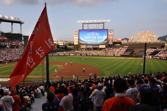 29일 SSG전에서 구단 창단 최초로 100만 관중을 돌파한 한화의 홈 구장 대전한화생명볼파크 전경. 사진 한화 이글스