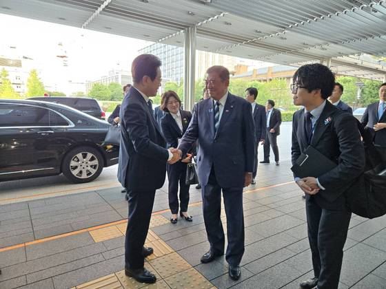 이시바 시게루 일본 총리가 23일 일본 도쿄 총리 관저를 방문한 이재명 대통령을 맞이하고 있다. 이시바 총리는 이 사진을 자신의 X(옛 트위터)에 올리며 ″새로운 시대 요구에 따른 일한관계를 구축하고 싶다″고 적었다. 이시바 시게루 X 캡처