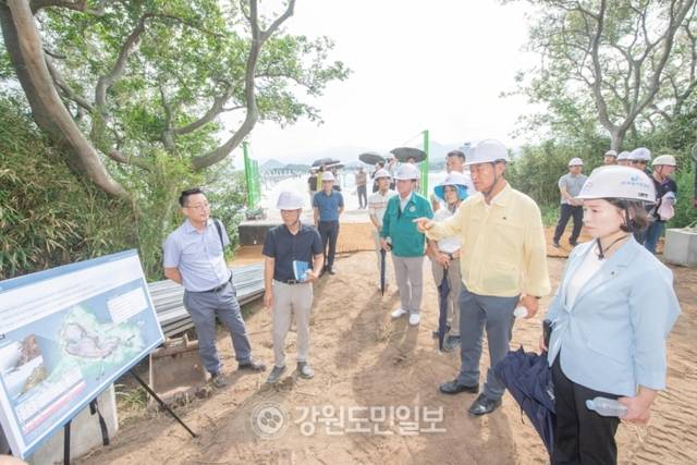 ▲ 함명준 고성군수와 전철수 부군수, 이지영 도의원 등이 대섬으로 들어온 후 공사 관계자들로부터 설명을 듣고 있다.