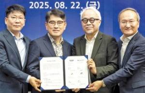 김동명 LG에너지솔루션 사장(왼쪽부터)과 양희원 현대자동차·기아 R&D본부장(사장), 최주선 삼성SDI 사장, 이석희 SK온 사장이 22일 배터리 안전기술 협력 협약서를 들어 보이고 있다.  /현대차·기아 제공