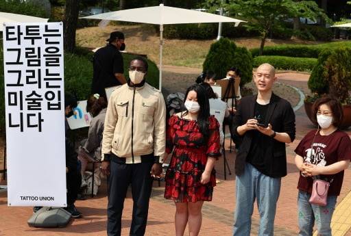 (서울=연합뉴스) 윤동진 기자 = 2022년 5월 20일 오전 서울북부지방법원 앞에서 타투 합법화를 촉구하며 열린 타투유니온 기자회견에서 김도윤 타투유니온지회장이 발언하고 있다. 2022.5.20
