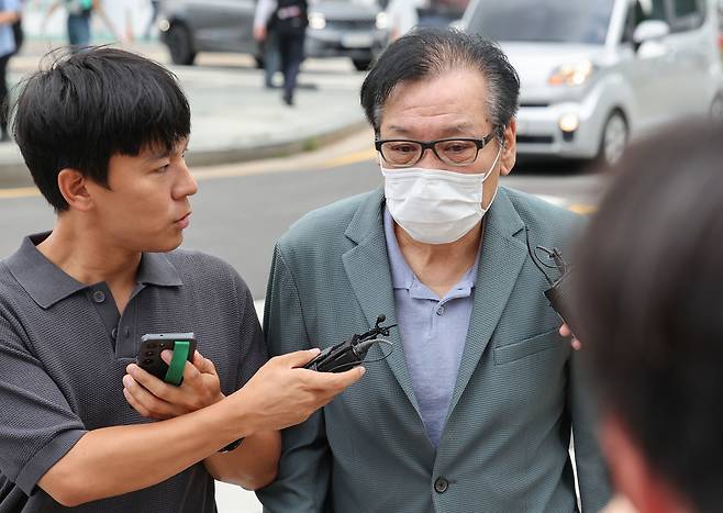 법원의 구속영장 심사를 포기한 ‘건진법사’ 전성배씨가 지난 21일 민중기 특별검사팀 사무실이 마련된 서울 종로구 KT 광화문빌딩 웨스트에서 대기하기 위해 출석하고 있다. 연합뉴스
