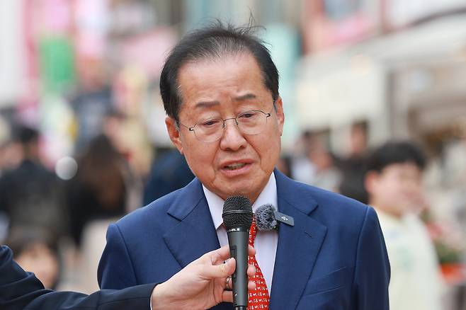 지난 4월 홍준표 당시 국민의힘 대선 경선 후보가 서울 마포구 홍대거리에서 기자간담회를 하고 있다. 연합뉴스