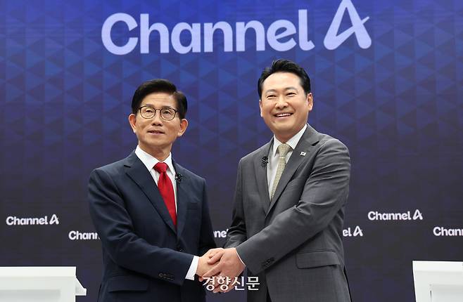 국민의힘 당 대표 선거 결선에 진출한 김문수·장동혁 후보가 23일 서울 채널A 광화문 스튜디오에서 결선 TV토론을 앞두고 악수하고 있다. 국회사진기자단