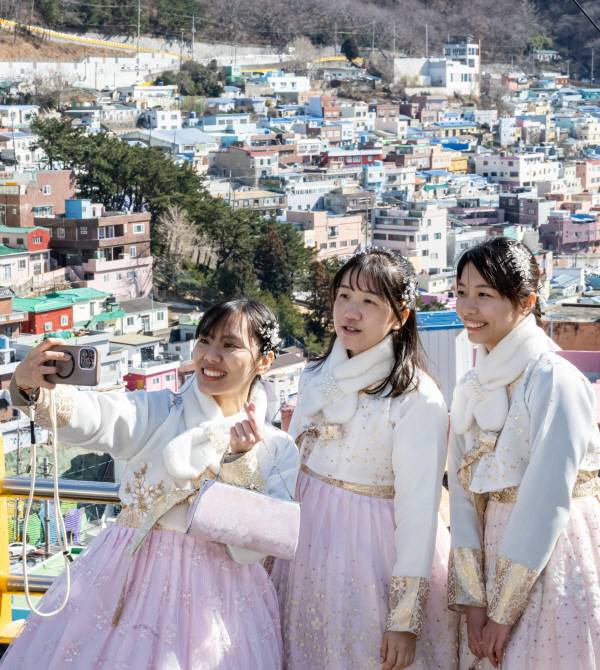올해 초 부산 사하구 감천문화마을을 찾은 대만 관광객들이 한복을 입고 기념촬영을 하고 있다.  이원준 기자