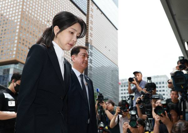 윤석열 전 대통령 부인 김건희 여사가 지난 6일 서울 종로구 KT광화문빌딩 웨스트에 마련된 민중기 특별검사팀에 피의자 신분으로 첫 출석하고 있다. 연합뉴스