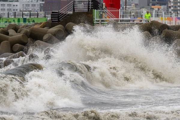 태풍 상륙으로 수영구 민락수변공원 인근 방파제에 거친 파도가 몰아치고 있다. 국제신문DB