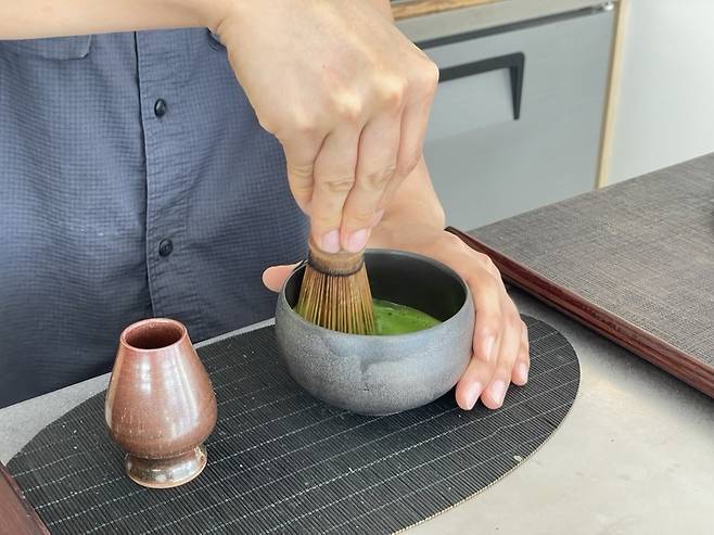 A tea master of Dongdong Teahouse whisks matcha. (Hong Yoo/The Korea Herald)