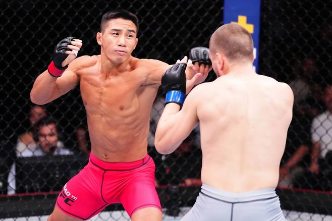 스턴건 제자 ‘빅하트’ 윤창민은 페더급경기 시작 47초 만에 왼손 훅에 이은 펀치를 맞아 TKO패했다. UFC 제공