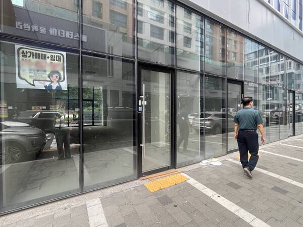 22일 인천 송도국제도시 카리스프라자 상가가 줄줄이 비어 있다. 김샛별기자