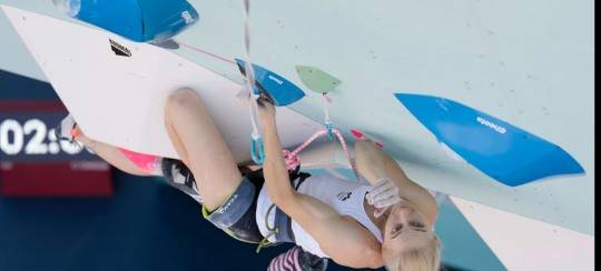 2024 파리 올림픽에서 하네스를 착용하고 스포츠클라이밍 경기를 하는 모습