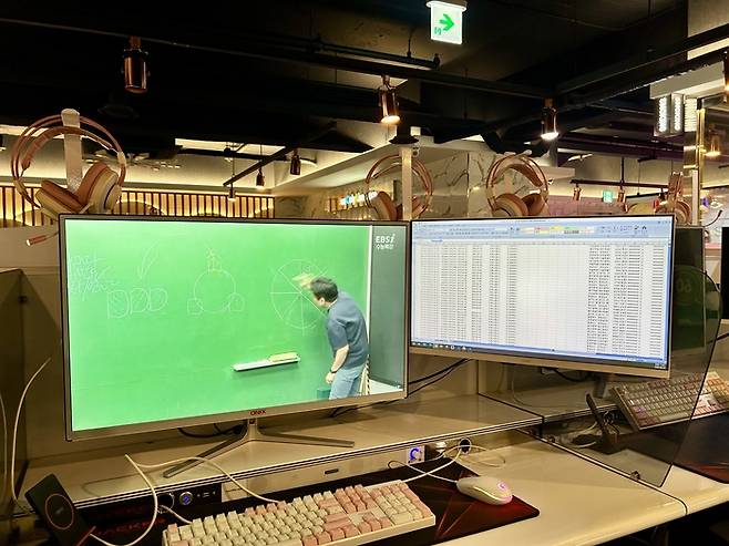 게임이 아닌 공부, 업무, 콘텐츠 감상 등을 위해 PC방을 찾는 이들이 늘어나며 듀얼모니터를 설치하는 등 질적 개선에 나선 PC방들이 늘어나고 있다. [김송현 기자]