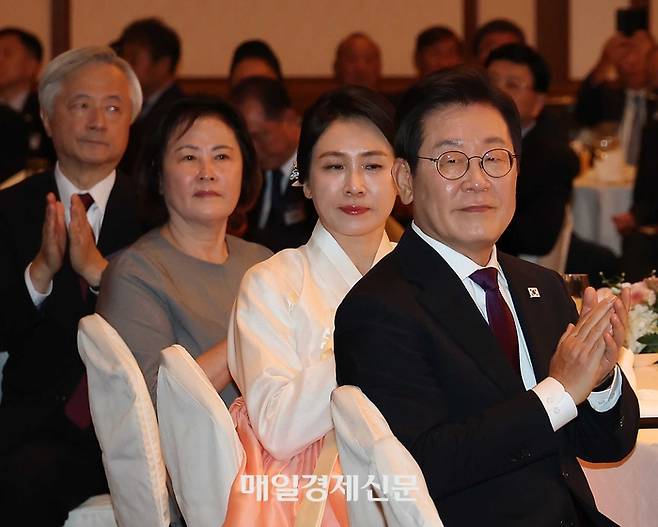 한일정상회담을 위해 일본을 방문한 이재명 대통령과 부인 김혜경 여사가 23일 도쿄의 한 호텔에서 열린 동포간담회에 참석해 박수를 치고 있다. 2025.8.23 [도쿄/김호영기자]