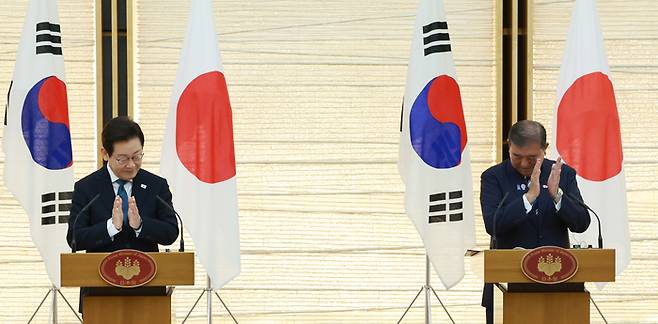 이재명 대통령과 이시바 시게루 일본 총리가 23일 일본 도쿄 총리 관저에서 한일 정상 공동 언론 발표를 마친 뒤 박수치고 있다. 연합뉴스