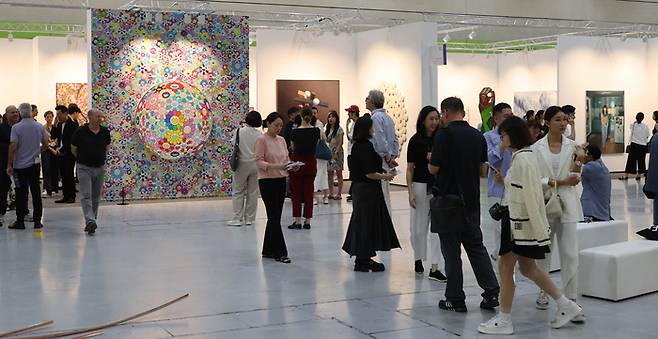 지난해 9월 서울 강남구 코엑스에서 열린 세계적인 아트어 ‘프리즈(Frieze) 서울의 VIP 프리뷰를 찾은 관람객들이 작품을 둘러보고 있다. <매일경제DB>