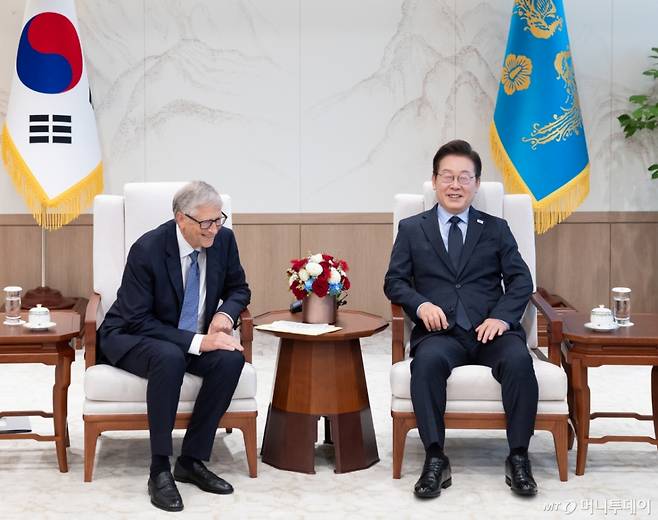 (서울=뉴스1) 허경 기자 = 이재명 대통령이 21일 서울 용산 대통령실에서 빌 게이츠 게이츠재단 이사장을 접견하고 있다.?(대통령실 제공. 재판매 및 DB 금지) 2025.8.21/뉴스1 Copyright (C) 뉴스1. All rights reserved. 무단 전재 및 재배포, AI학습 이용 금지. /사진=(서울=뉴스1) 허경 기자