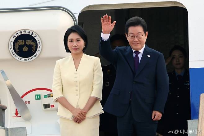 (성남=뉴스1) 황기선 기자 = 이재명 대통령과 부인 김혜경 여사가 일본·미국 정상과 순차 정상회담 참석을 위해 23일 오전 경기도 성남 서울공항을 통해 출국하며 인사를 하고 있다.  2025.8.23/뉴스1  Copyright (C) 뉴스1. All rights reserved. 무단 전재 및 재배포,  AI학습 이용 금지. /사진=(성남=뉴스1) 황기선 기자