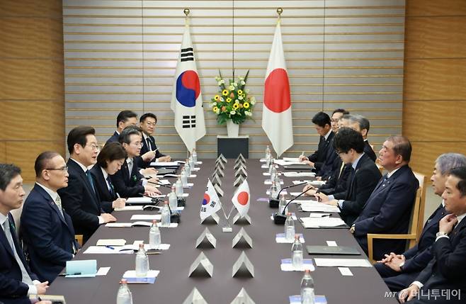 [도쿄(일본)=뉴시스] 고범준 기자 = 이재명 대통령과 이시바 시게루 일본 총리가 23일(현지 시간) 일본 도쿄 총리 관저에서 확대 정상회담을 하고 있다. 2025.08.23. bjko@newsis.com /사진=